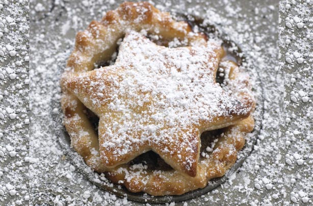 Icing sugar on a mince pie Icing sugar on a mince pie