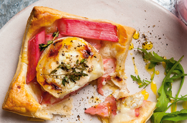 Baked goat's cheese with rhubarb relish
