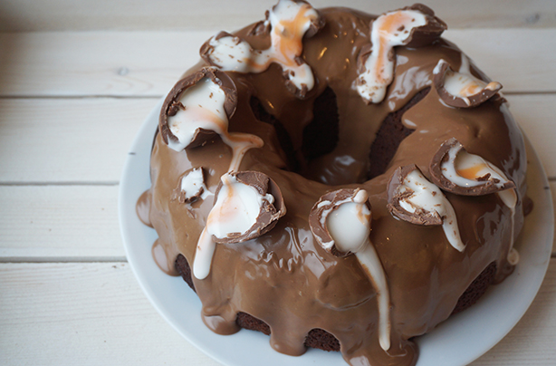 Creme egg cake Creme egg cake