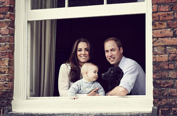 Kate Middleton, Prince William, Prince George and Lupo in the window of Kensington Palace Kate Middleton, Prince William, Prince George and Lupo in the window of Kensington Palace