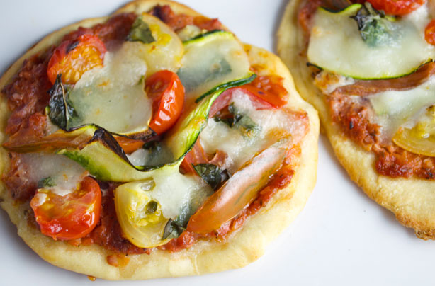 Tomato, basil and courgette ribbon mini pizzas Tomato, basil and courgette ribbon mini pizzas