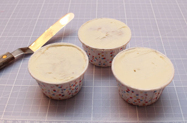 How to make button cupcake decorations How to make button cupcake decorations