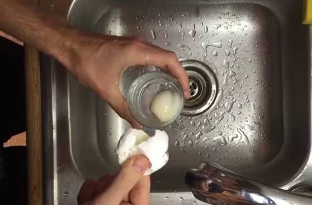 How to peel a hardboiled egg in a glass of water How to peel a hardboiled egg in a glass of water