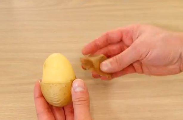 How to peel a potato without a potato peeler How to peel a potato without a potato peeler