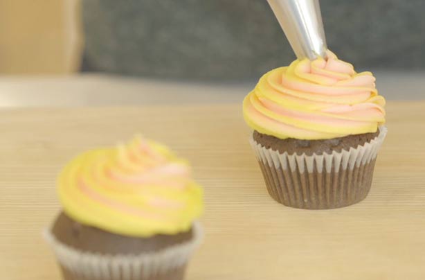 Food hack: How to make two tone icing Food hack: How to make two tone icing