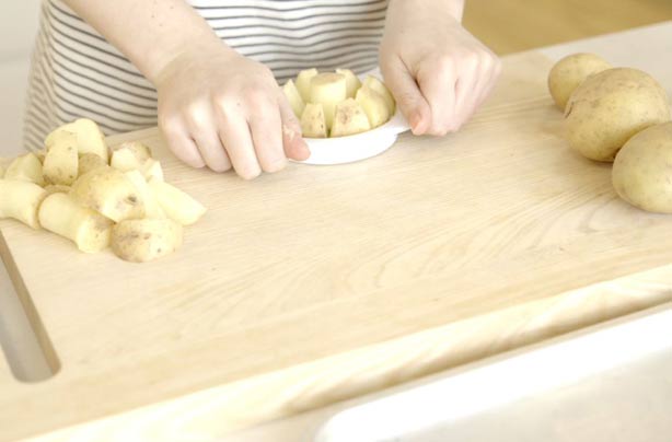 Food hack: How to use an apple slicer to make potato wedges Food hack: How to use an apple slicer to make potato wedges