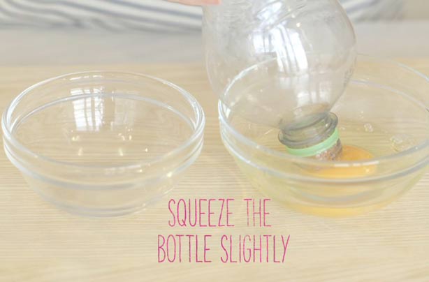 Food hack: How to remove an egg yolk with a plastic bottle Food hack: How to remove an egg yolk with a plastic bottle