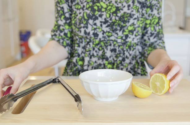 Food hack: How to squeeze a lemon with tongs Food hack: How to squeeze a lemon with tongs