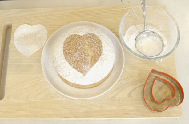 Food hack: How to use cookie cutters to decorate a cake Food hack: How to use cookie cutters to decorate a cake