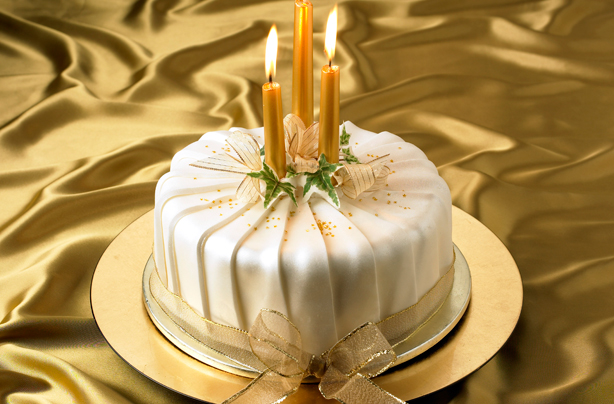 40 Christmas cake ideas - Pleated shimmer Christmas cake - goodtoknow