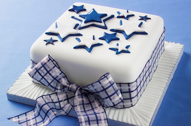 40 Christmas cake ideas - Star design Christmas cake - goodtoknow