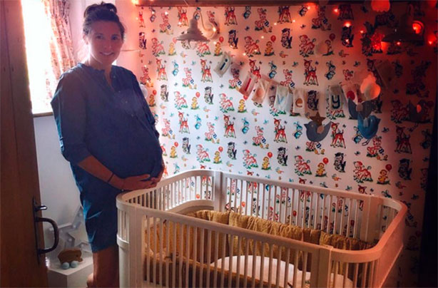 Jamie shares bump pic of Jools Oliver
